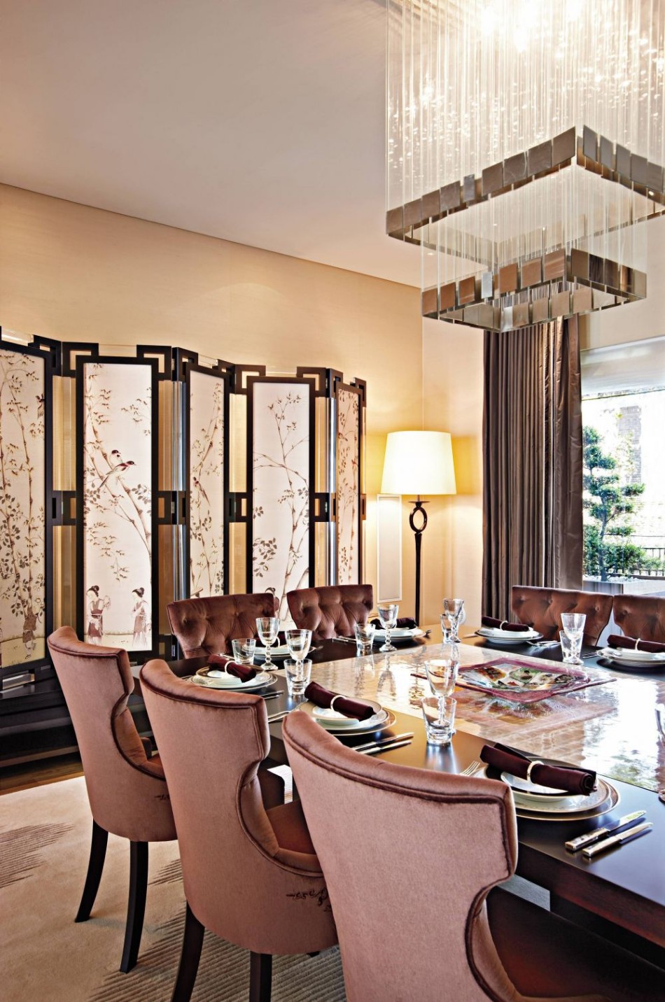 15 Dining Room Ideas By Top Interior Designers From England | www.bocadolobo.com #interiordesigner #topinteriordesigners #diningroom #diningarea #diningdesign #thediningroom #luxuriousdiningroom @moderndiningtables