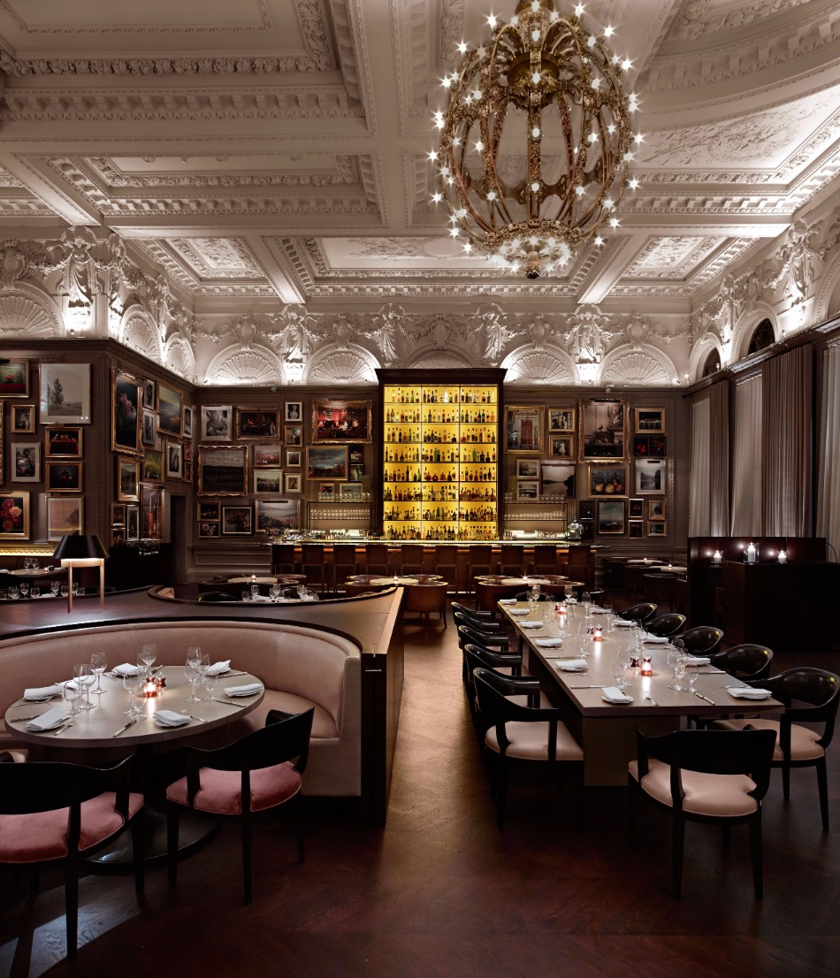 Luxury Hotels the Most Amazing Dining Areas Designed by Yabu Pushelberg | www.bocadolobo.com #luxury #luxurybrands #luxurious #moderndningtables #diningroom #thediningroom #diningarea #diningspace #diningtable #interiordesigners #interiordesign #topinteriordesigners #famousinteriordesigners #famousinteriordesigners @moderndiningtables