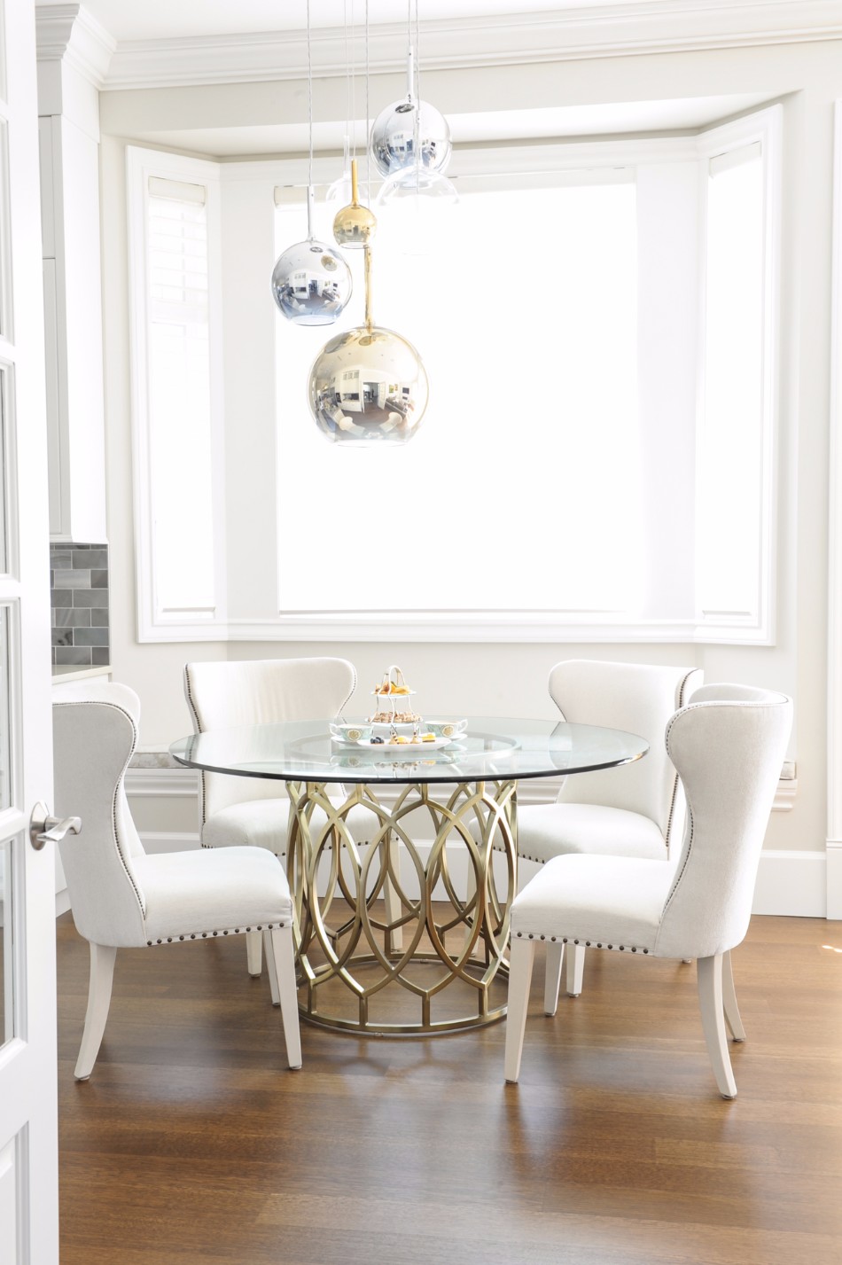 10 Beautiful Glass Dining Tables (Part II) | www.bocadolobo.com #glass #moderndiningtables #exclusivedesign #diningroom #thediningroom #diningarea #diningareadesign #luxurybrands @moderndiningtables