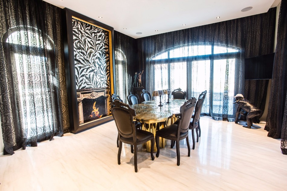The Luxury Dining Table In The Saadiyat Private Residence | www.bocadolobo.com #moderndiningtables #diningtables #diningarea #diningroom #thediningroom #luxurious #luxury #gold #exclusivedesign #interiordesign #topinteriordesigners #bestinteriordesigners #famousinteriordesigners @moderndiningtables