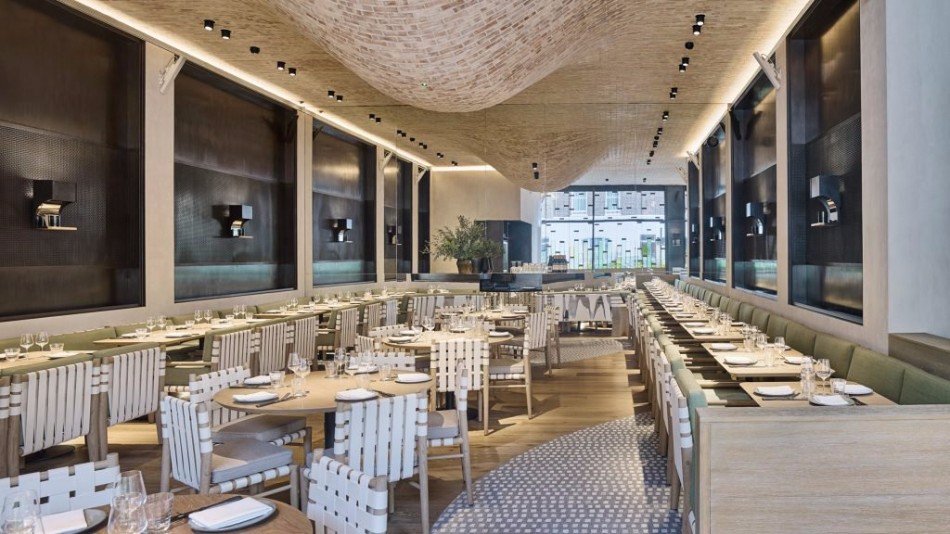 A Luxury Restaurant With The Most Creative Walls and Ceiling | www.bocadolobo.com #luxuryrestaurant #restaurant #architecture #exclusivedesign #interiordesign #moderndiningtables #diningtables #diningarea #diningroom #thediningroom #roomdesign #diningroomdesign #diningareadesign @moderndiningtables