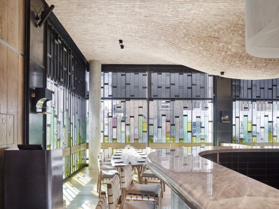 A Luxury Restaurant With The Most Creative Walls and Ceiling | www.bocadolobo.com #luxuryrestaurant #restaurant #architecture #exclusivedesign #interiordesign #moderndiningtables #diningtables #diningarea #diningroom #thediningroom #roomdesign #diningroomdesign #diningareadesign @moderndiningtables
