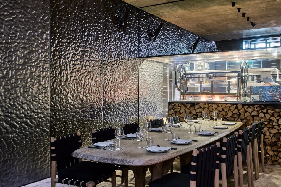 A Luxury Restaurant With The Most Creative Walls and Ceiling | www.bocadolobo.com #luxuryrestaurant #restaurant #architecture #exclusivedesign #interiordesign #moderndiningtables #diningtables #diningarea #diningroom #thediningroom #roomdesign #diningroomdesign #diningareadesign @moderndiningtables
