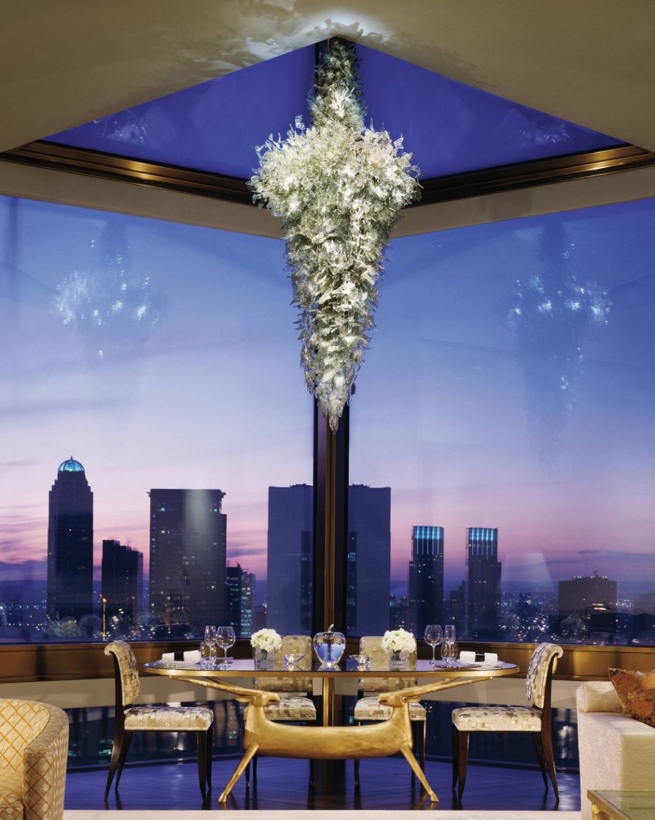 Stunning Dining Areas Designed By Peter Marino | www.bocadolobo.com #petermarino #topinteriordesigners #bestinteriordesigners #interiordesign #interiordesigners #moderndiningtables #diningroom #diningarea #thediningroom #exclusivedesign #luxurytables #usa #newyork @moderndiningtables