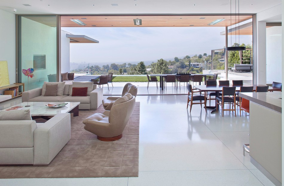 The Stunning Dining Area From Art Collector’s Beverly Hills House | www.bocadolobo.com #moderndiningtables #diningtables #diningroom #diningarea #thediningroom #diningareadesign #outdoor #roomdesign #interiordesign #exclusivedesign @moderndiningtables