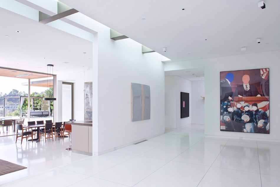 The Stunning Dining Area From Art Collector’s Beverly Hills House | www.bocadolobo.com #moderndiningtables #diningtables #diningroom #diningarea #thediningroom #diningareadesign #outdoor #roomdesign #interiordesign #exclusivedesign @moderndiningtables