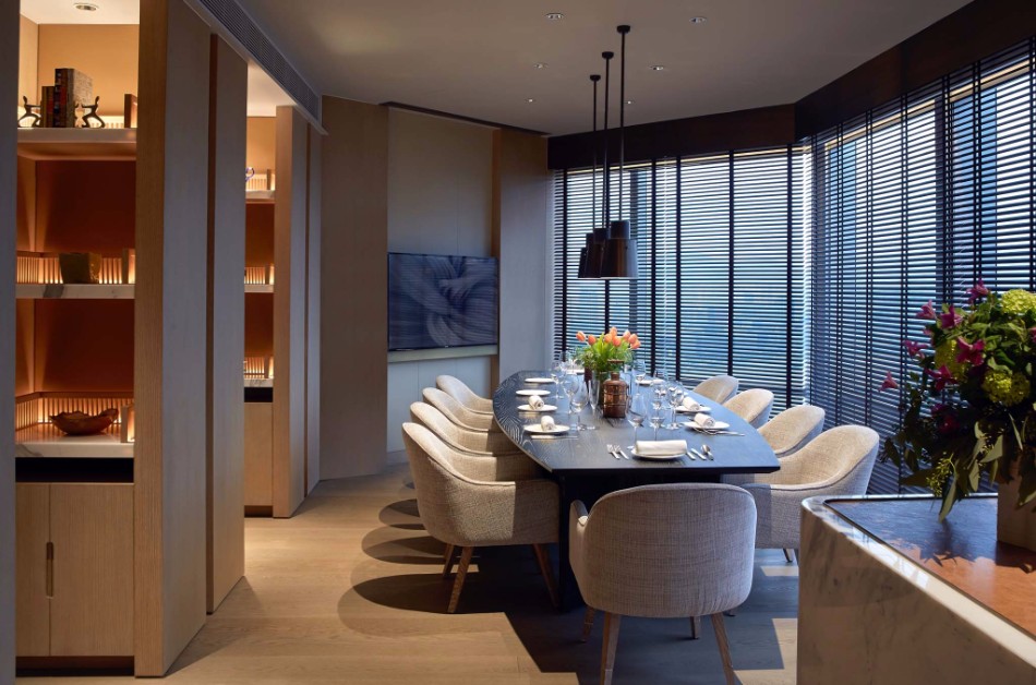 Luxury Dining Room Ideas by Best Interior Designers in Hong Kong | www.bocadolobo.com #hongkong #interiordesign #topinteriordesigners #moderndiningtables #diningtables #diningroom #thediningroom #diningarea #luxurybrands #exclusivedesign #bestinteriordesigners @moderndiningtables