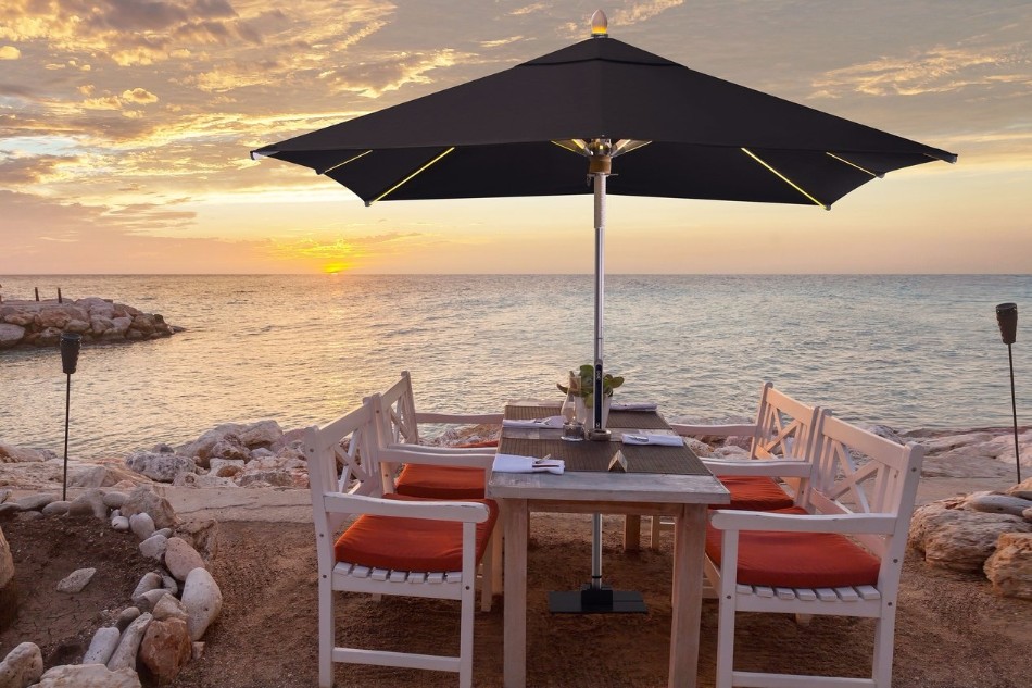 The Illuminated Parasol You’ll Need in Your Outdoor Dining Room | www.bocadolobo.com #diningroom #diningarea #thediningroom #outdoor #outdoordinner #diningtables #moderndiningtables #luxurybrands #exclusivedesign @moderndiningtables