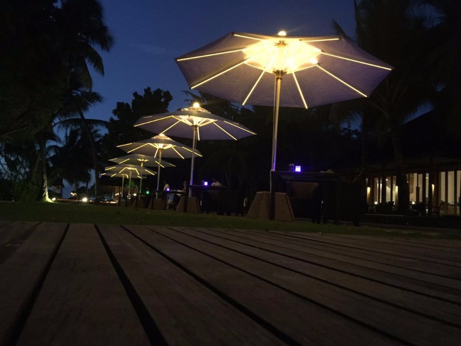 The Illuminated Parasol You’ll Need in Your Outdoor Dining Room | www.bocadolobo.com #diningroom #diningarea #thediningroom #outdoor #outdoordinner #diningtables #moderndiningtables #luxurybrands #exclusivedesign @moderndiningtables