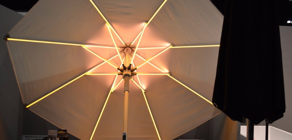 The Illuminated Parasol You’ll Need in Your Outdoor Dining Room | www.bocadolobo.com #diningroom #diningarea #thediningroom #outdoor #outdoordinner #diningtables #moderndiningtables #luxurybrands #exclusivedesign @moderndiningtables