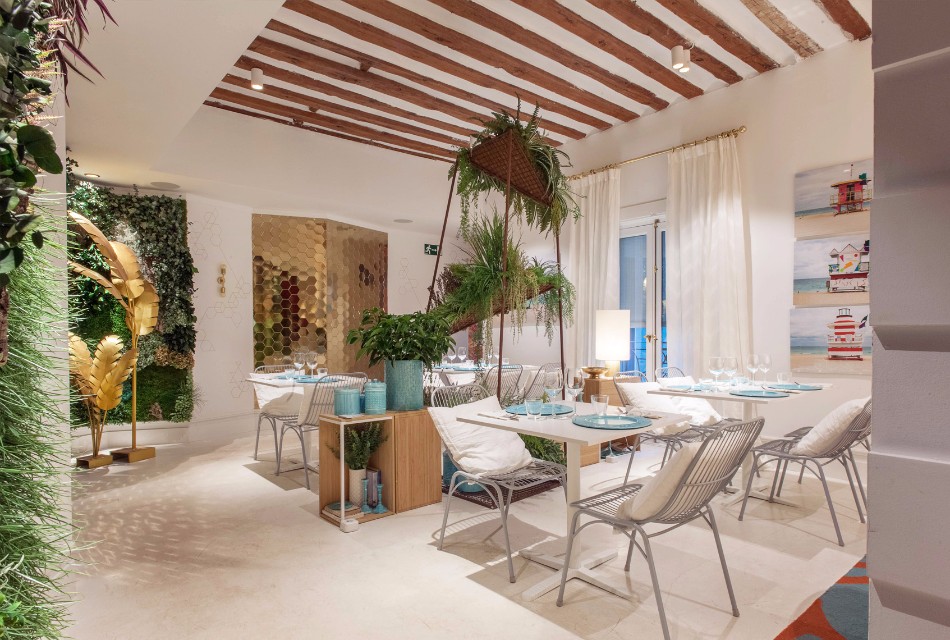 Top Interior Designers Marvelous Restaurant Flamingo by Marisa Gallo | www.bocadolobo.com #topinteriordesigners #moderndiningtables #diningareas #diningrooms #thediningroom #restaurants #luxuryrestaurants #interiordesign #exclusivedesign #luxurybrands @moderndiningtables