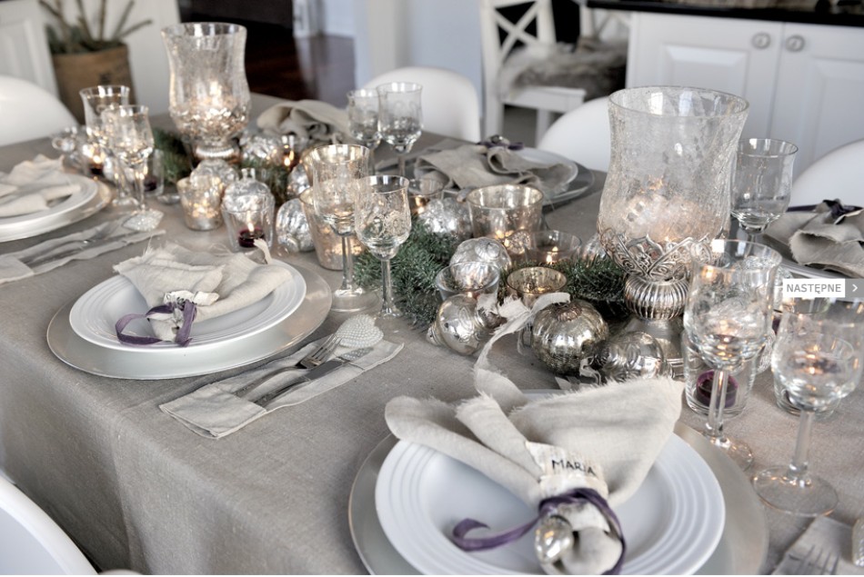 5 Ideas on How to Prepare The Best Dining Table Decor for Christmas | www.bocadolobo.com #moderndiningtables #diningroom #thediningroom #diningtable #christmas #christmasdecor #tableware #tabledecor @moderndiningtables