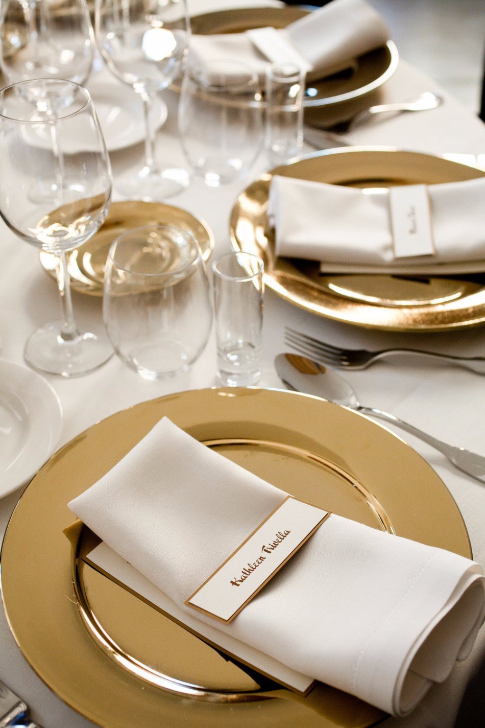 5 Ideas on How to Prepare The Best Dining Table Decor for Christmas | www.bocadolobo.com #moderndiningtables #diningroom #thediningroom #diningtable #christmas #christmasdecor #tableware #tabledecor @moderndiningtables