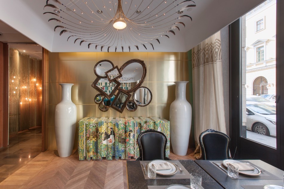 8 Luxury Wall Mirrors for Your Dining Room | www.bocadolobo.com #moderndiningtables #diningroom #diningarea #diningdesign #mirror #wallmirrors #interiordesign #exclusivedesign @moderndiningtables