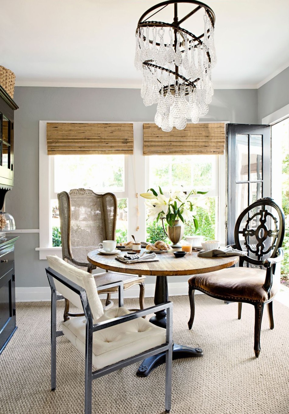 10 Different Ways to Make A Statement in Your Dining Area | www.bocadolo.com #diningroom #diningarea #statementpieces #interiordesign #exclusivedesign #moderndiningtables @moderndiningtables