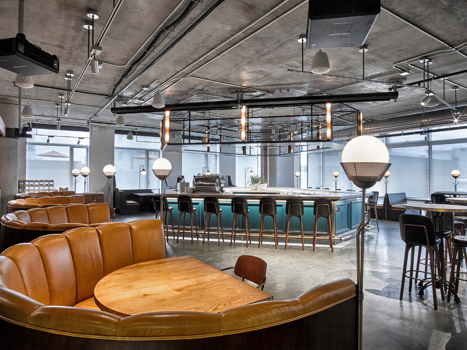 The Brilliant Interior Design of The Dropbox Cafeteria | www.bocadolobo.com #moderndiningtables #diningtables #diningroom #thediningroom #diningarea @moderndiningtables